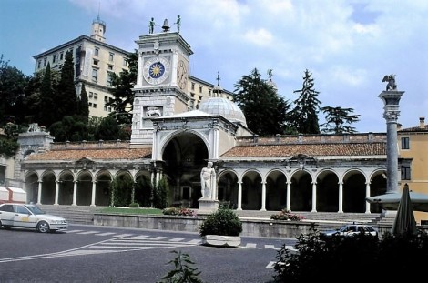 Udine: Piazza Liberta mit Loggia San Giovanni; dahinter Kastell (1999)