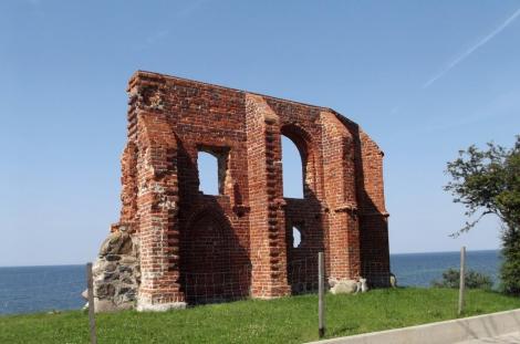 Hoff [poln. Tręsacz]: Steilküste mit durch Abtragung [Abrasion] weitgehend zerstörter Kirche (2012)