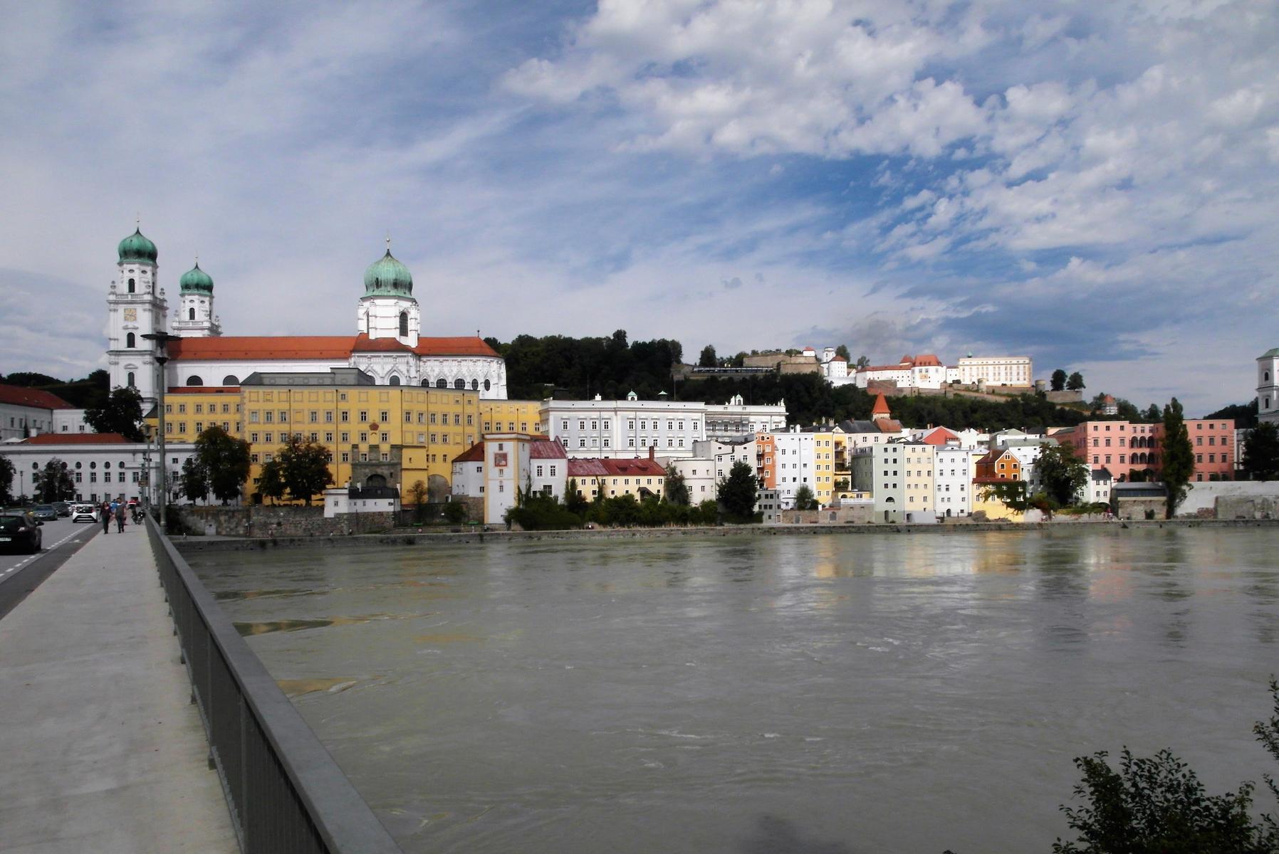 Passau: Blick von der Innbrücke auf die Altstadt mit Dom und Residenz, hinten Veste Oberhaus (2020)
