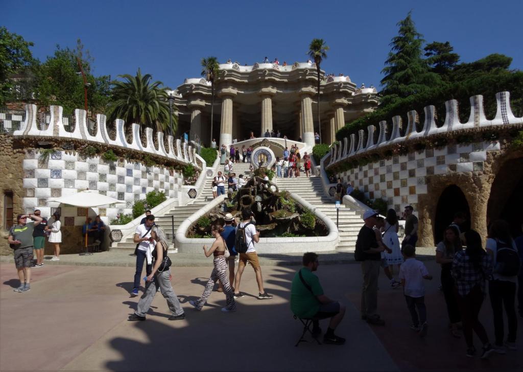Barcelona: Park Güell - Drachentreppe und Säulenhalle (2022)