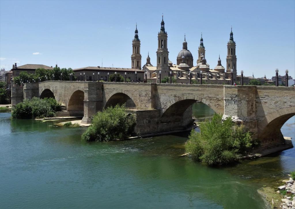 Saragossa: Steinbrücke über den Ebro und Pilar-Basilika (2022)