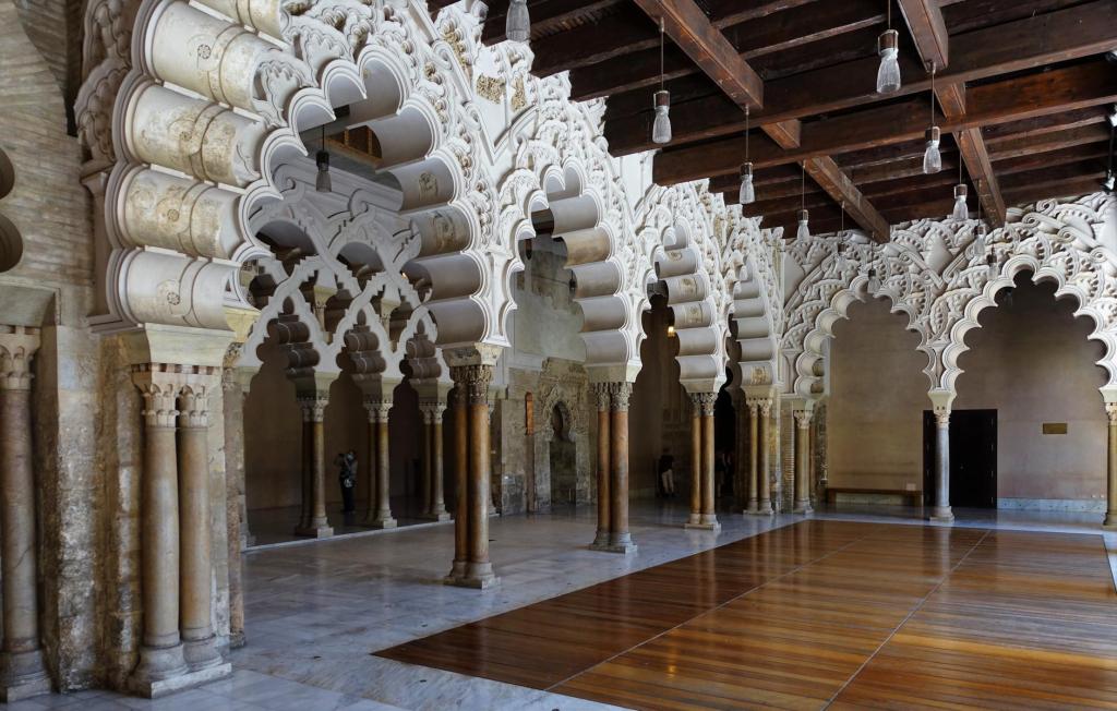 Saragossa: Aljaferia-Palast - Nordseitenhalle und Eingangsportikus zum Goldenen Saal (2022)