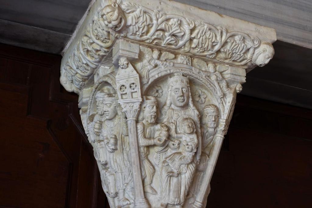 Tarragona: Kathedrale - Kapitalle am Portal zum Kreuzgang (2022)