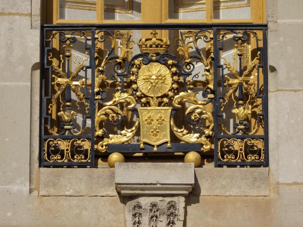 Versailles: Schloss - Marmorhof, Geländer mit Sonnensymbol und Lilien (2022)