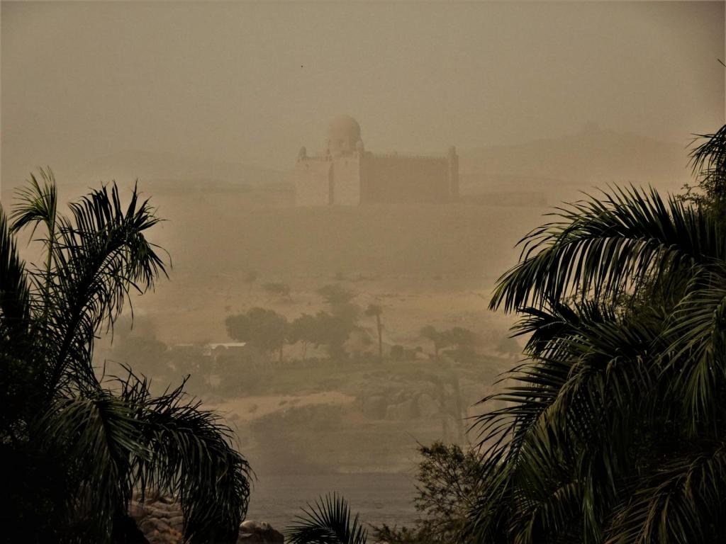 Assuan: Blick zum Aga Khan-Mausoleum bei Sandsturm (2023)