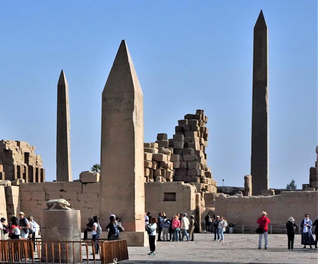 Karnak: Amuntempel - Obelisken von Thutmosis I. [links] und Hatschepsut [Mitte, nur Spitze, und rechts] (2023)