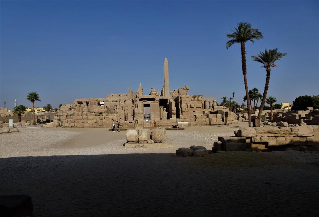 Karnak: Amuntempel - Hof des Mittleren Reichs [Blick nach Westen zum Sanktuarium] (2023)