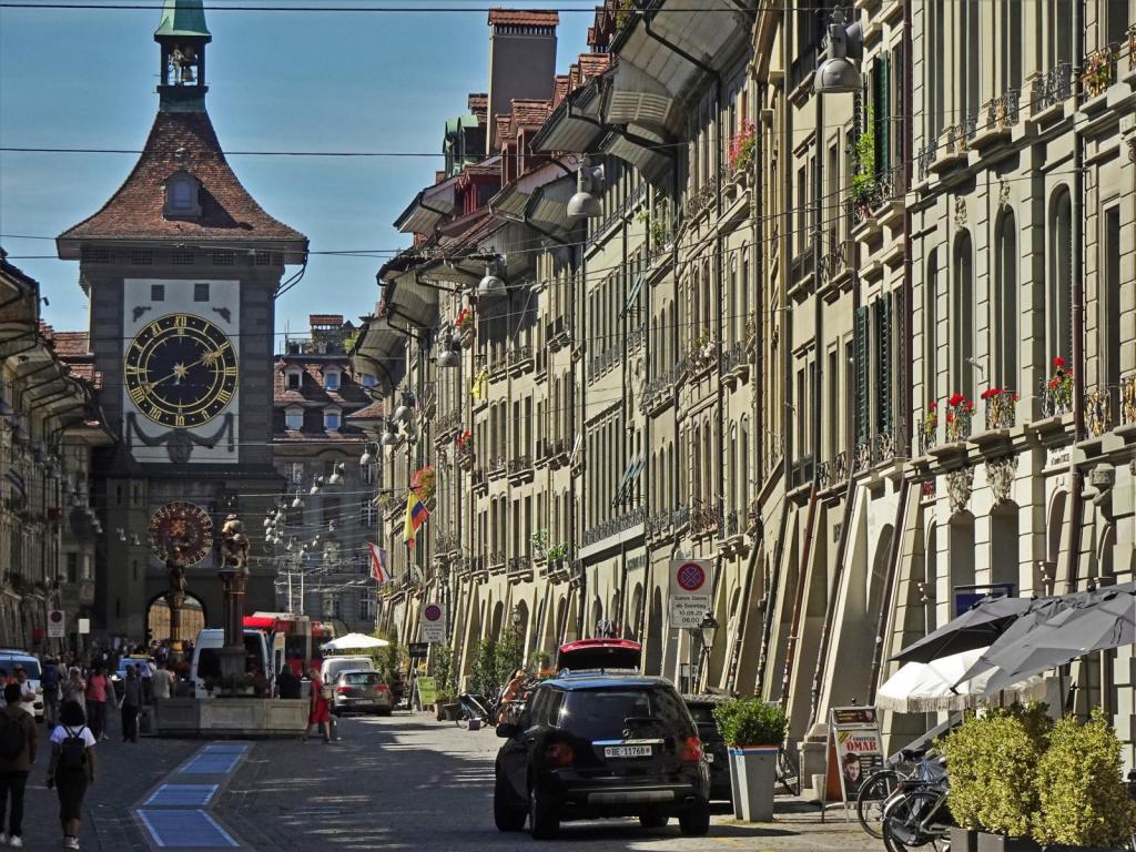 Bern: Kramgasse, hinten Zeitglockenturm (2023)