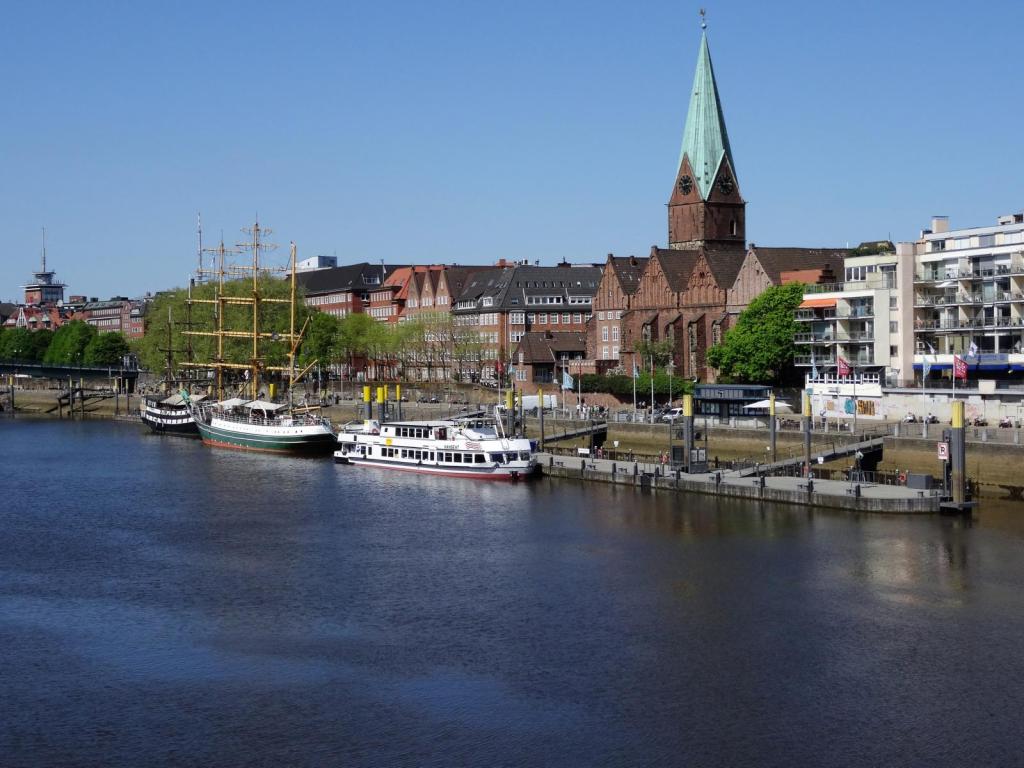 Bremen: Weserufer mit Martinikirche und Segelschiff Alexander von Humboldt [grün] (2018)